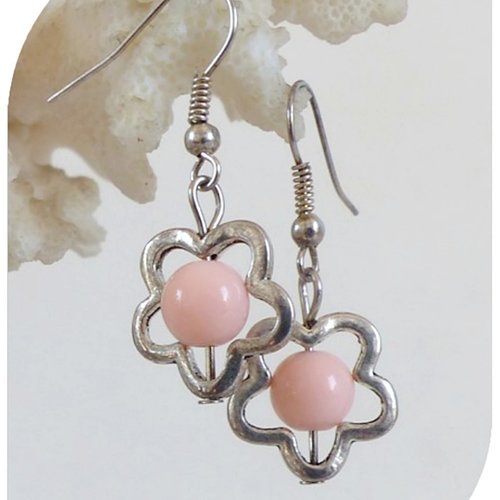 Boucles d'oreilles perles roses et perles intercalaires argentées .