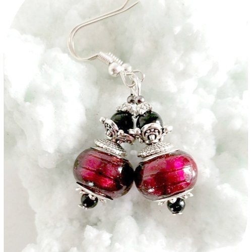 Boucles d'oreilles perles de verre rouges et noires.