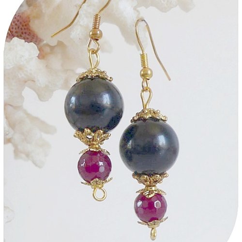 Boucles d'oreilles pierres naturelles rouges et perles de verre noires .