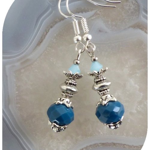 Boucles d'oreilles en perles de verre bleues .