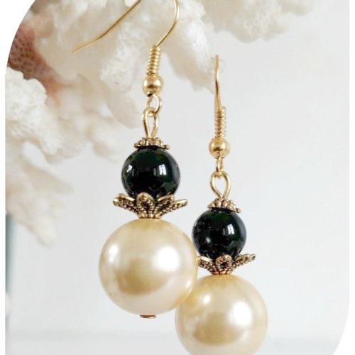 Boucles d'oreilles nacrées champagne et noires .