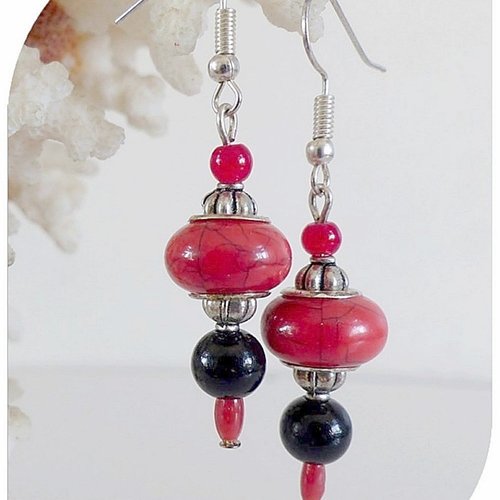 Boucles d'oreilles perles de verre rouges et noires. crochets argentés.