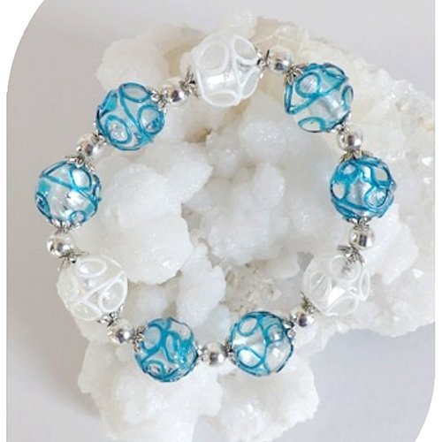 Bracelet élastique en perles de verre bleues et blanches 14mm.