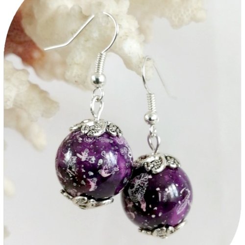 Boucles d'oreilles violettes 16 mm, crochets argentés.