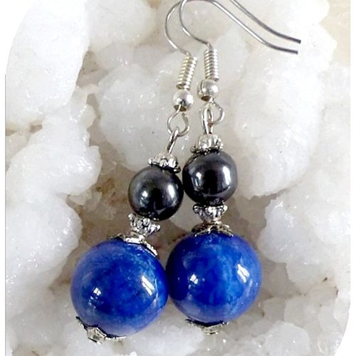 Boucles d'oreilles pierres naturelles hématites et agates bleues teintées .