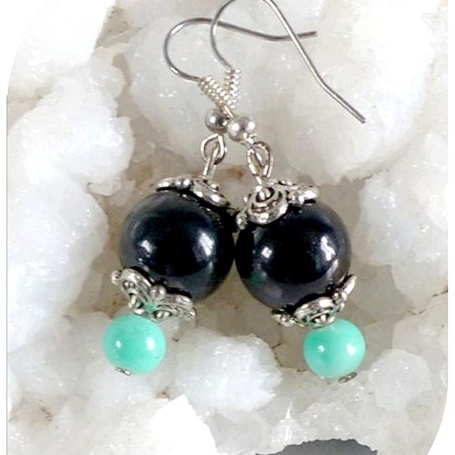 Boucles d'oreilles perles de verre noires et vertes.