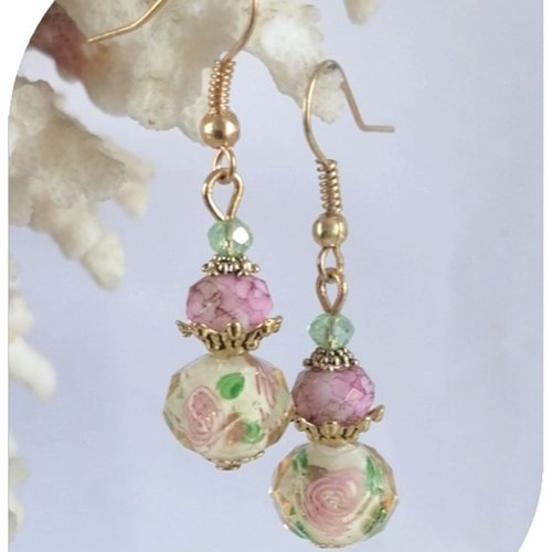 Boucles d'oreilles blanches, roses et vertes .