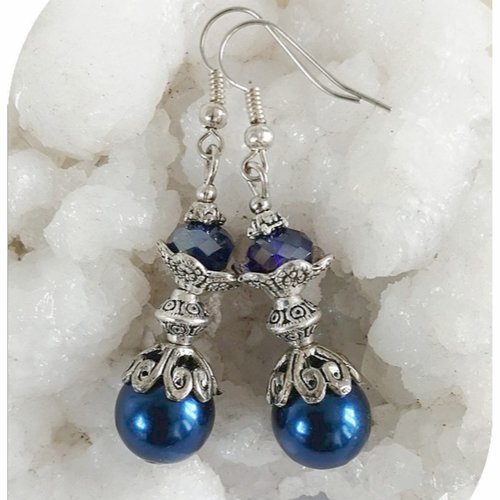 Boucles d'oreilles perles nacrées bleues  .