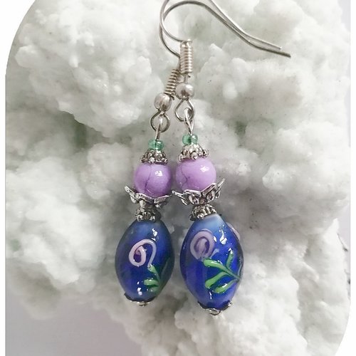 Boucles d'oreilles perles de verre bleues et violettes  .