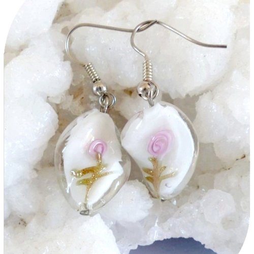 Boucles d'oreilles perles de verre blanches motifs fleurs .