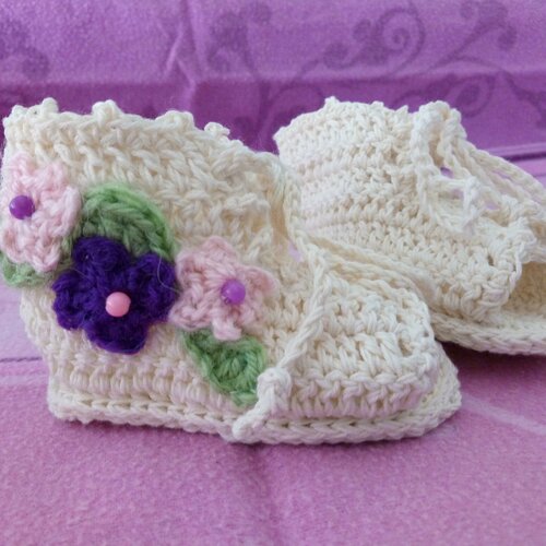 Chaussons Sandales Bebe Fille 3 A 6 Mois Au Crochet En Coton Naturel Avec Une Guirlande De Trois Fleurs Un Grand Marche