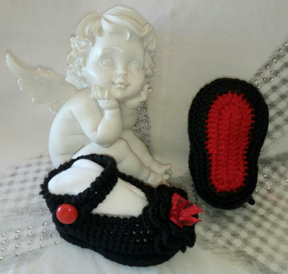 Chausson Bebe Fille 3 A 6 Mois Noir Avec Une Semelle Rouge Un Grand Marche