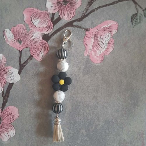 Porte clé fait main avec marguerite noire