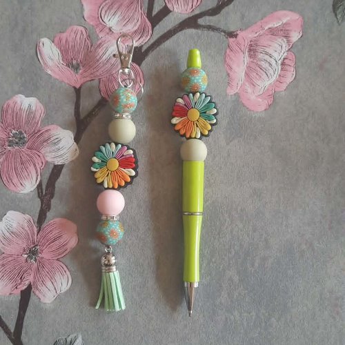 Lot de 2 créations porte clé et stylo encre noire marguerite