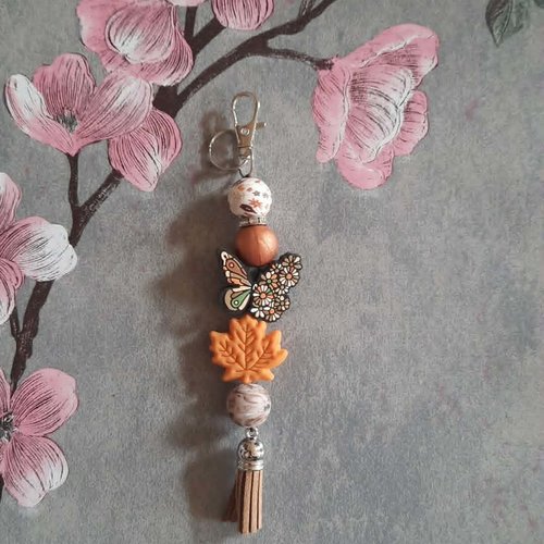Porte clé fait main avec papillon de fleurs et sa feuille