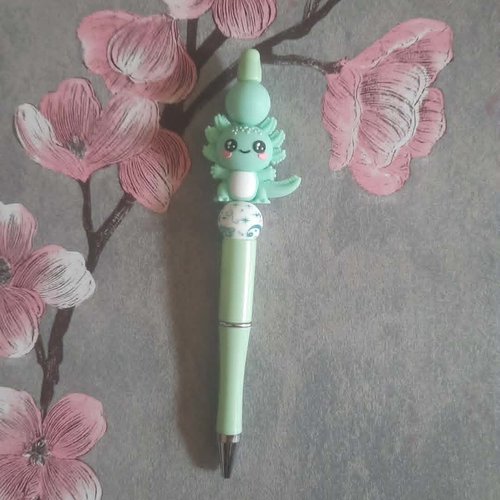 Stylo rétractable encre noire avec perles et axolotl