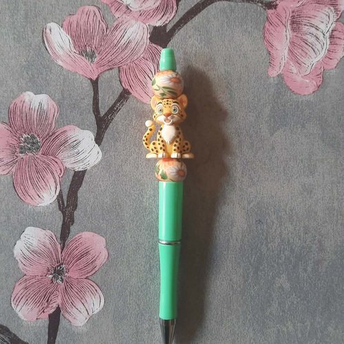 Stylo rétractable encre noire avec perles et petit leopard