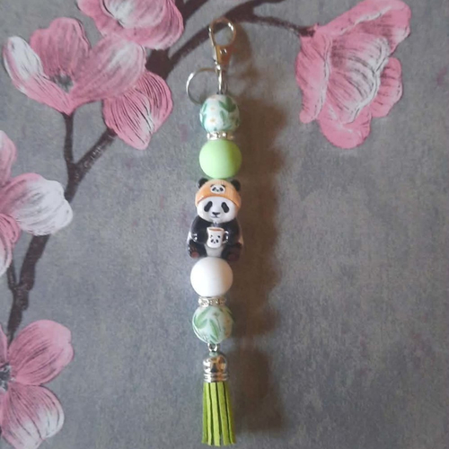 Porte clé fait main en perles  avec panda en resine