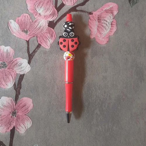 Stylo rétractable encre noire avec perles et coccinelle