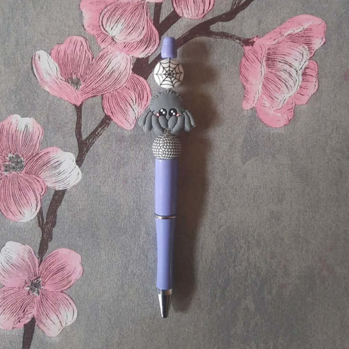 Stylo rétractable encre noire avec perles et araignée