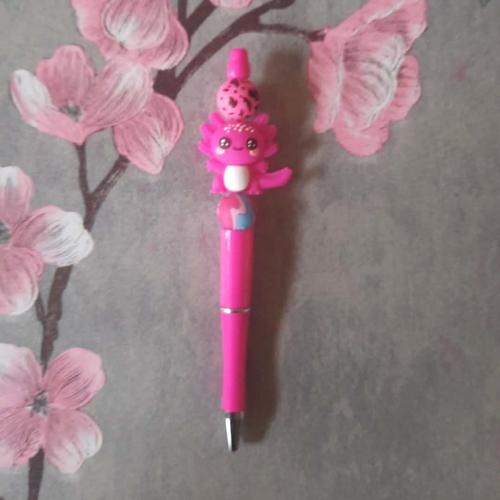 Stylo rétractable encre noire avec perles et axolotl
