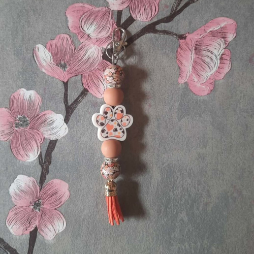 Porte clé fait main en perles avec grosse patte de coeur