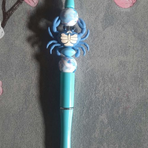 Stylo encre noire avec perles et crabe