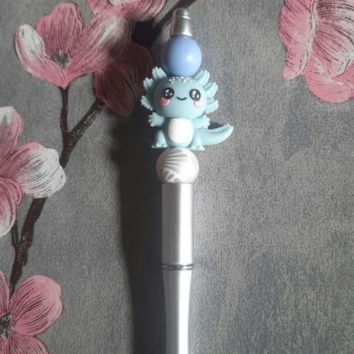 Stylo encre noire avec perles et axolotl turquoise