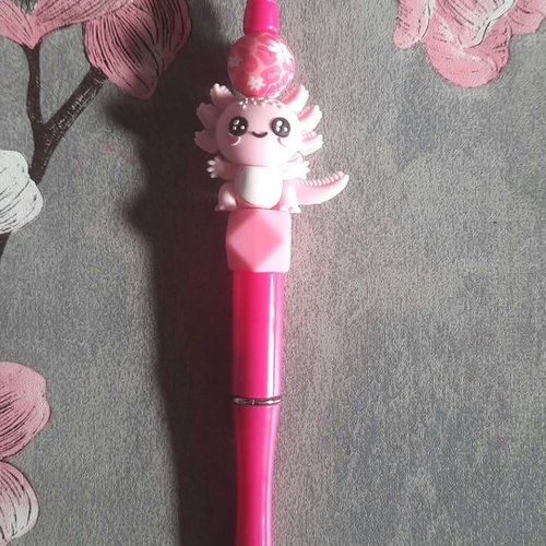 Stylo rétractable avec perles silicone et axolotl rose