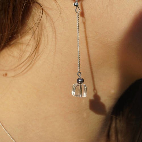Boucles d'oreille percées perles transparentes et perles grises 