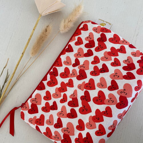 Pochette de sac ou trousse de maquillage, avec un tissu  rouge et blanc, petit cœur