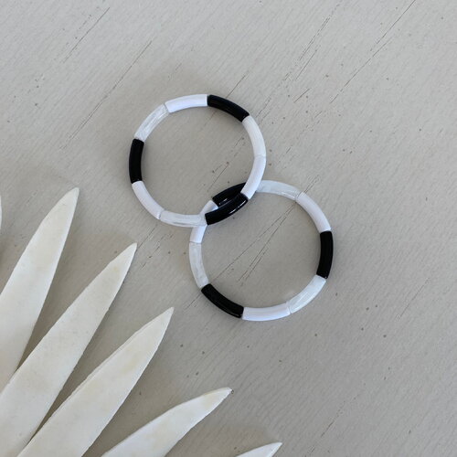 Bracelet femme élastique/ jonc/ perle tube incurvé résine / chic/moderne, noir et blanc