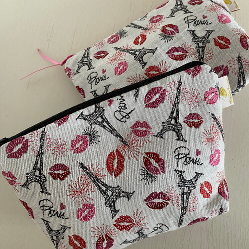 Pochette de sac ou trousse de maquillage, avec un tissu thème paris/tour eiffel/bouche bisous