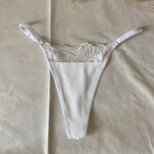 Tanga en soie et dentelle