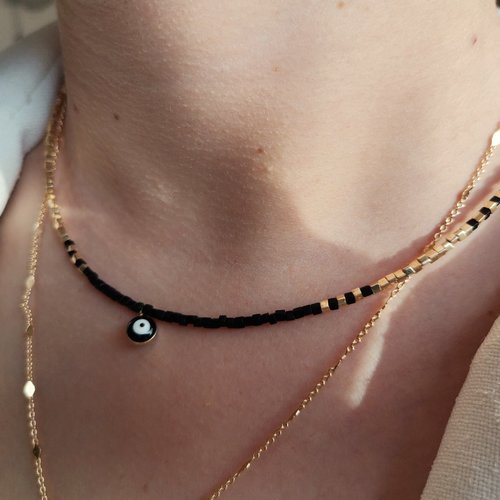 Collier fin  pour femme  chocker ou collier minimaliste en perles rocailles et plaqué or  ras de cou avec pendentif réglable