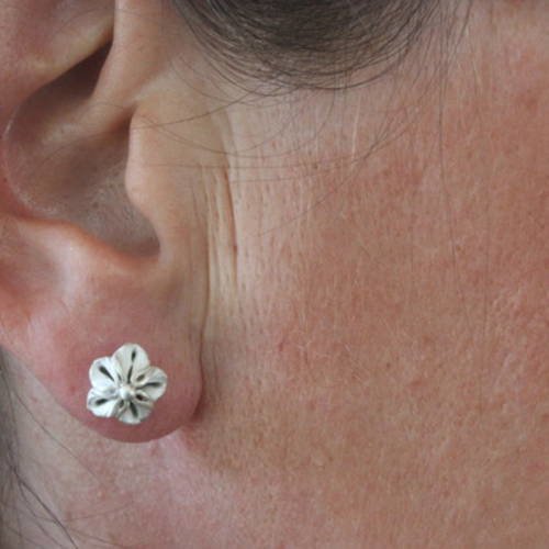 Délicate puce oreille argent fleur 