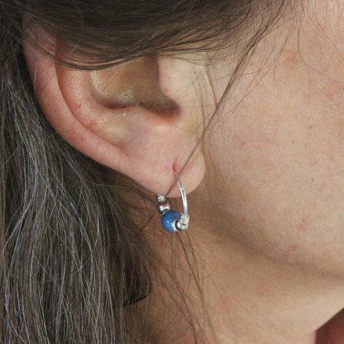 Petites créoles argent bleu,discrets anneaux d'oreilles perle céramique bleue,délicate créole homme argent