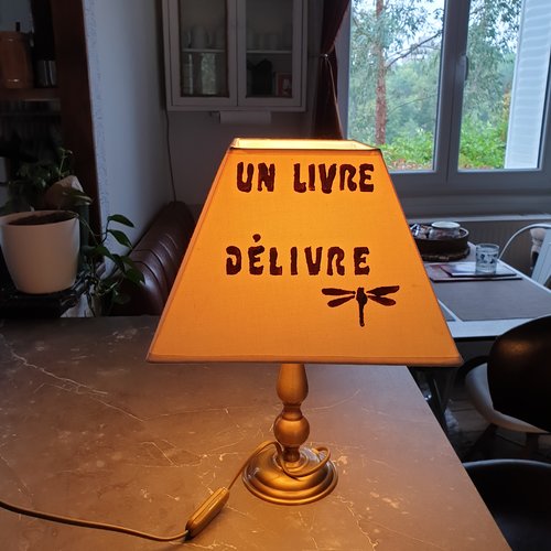 Lampe lecture "un livre délivre"
