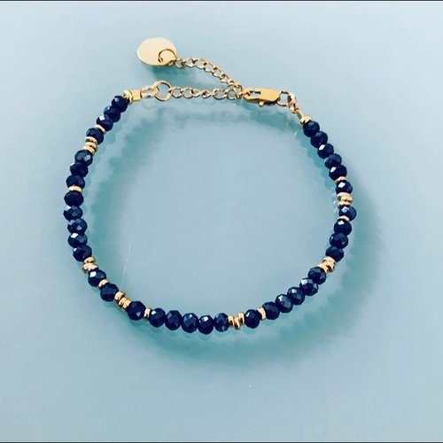 Bracelet en perles bleu nuis, bracelet femme gourmette pierres naturelles magiques et perles heishi plaqué or 24 k