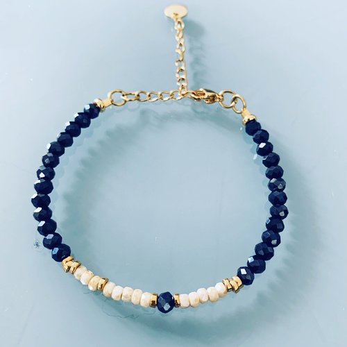 Bracelet en perles bleu nuit, bracelet femme gourmette pierres naturelles magiques et perles heishi plaqué or 24 k