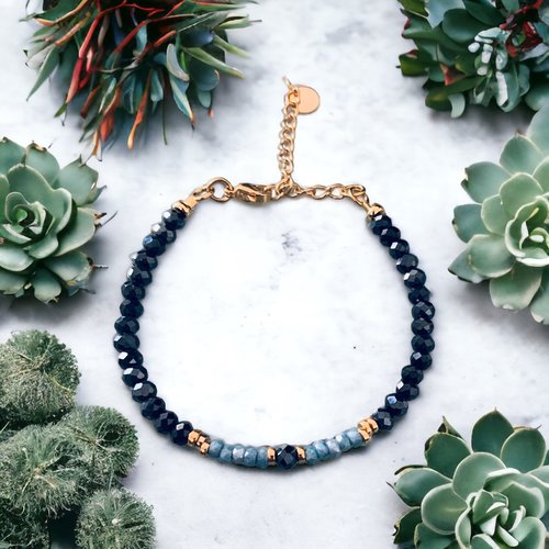 Bracelet en perles bleu nuit, bracelet femme gourmette pierres naturelles magiques et perles heishi plaqué or 24 k