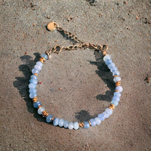 Bracelet en perles bleu ciel, bracelet femme gourmette pierres naturelles magiques et perles heishi plaqué or 24 k