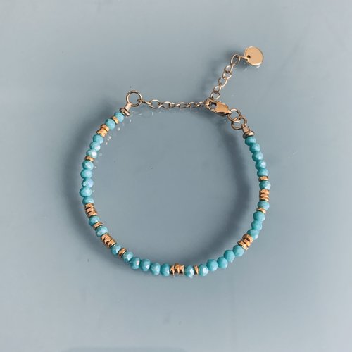 Bracelet en perles turquoises, bracelet femme gourmette pierres naturelles magiques et perles heishi plaqué or 24 k