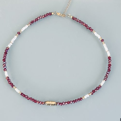 Collier surfeur en perles rouges avec amulette, collier court femme pierres naturelles magiques et perles heishi plaqué or 24 k
