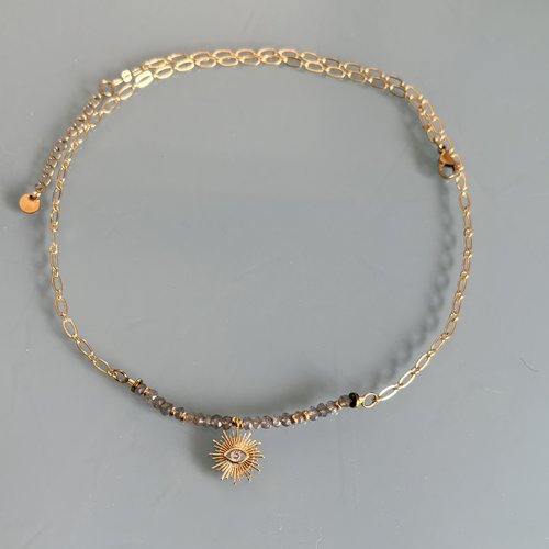 Collier perles labradorites et médaillon soleil plaqué or