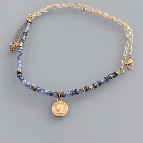 Collier perles bleues et médaillon piège plaquée or