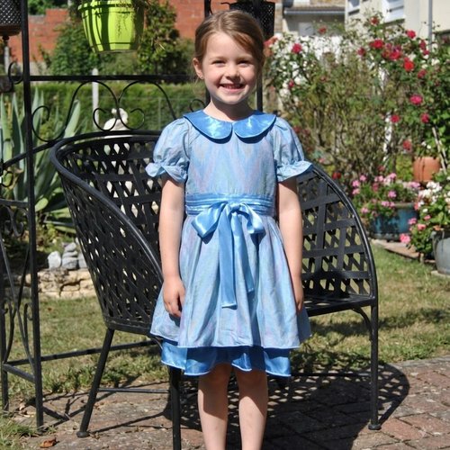 Robe fillette bleu en tissus et satin, manches courte et bouffantes, jupon bleu satin - taille 4/5 ans