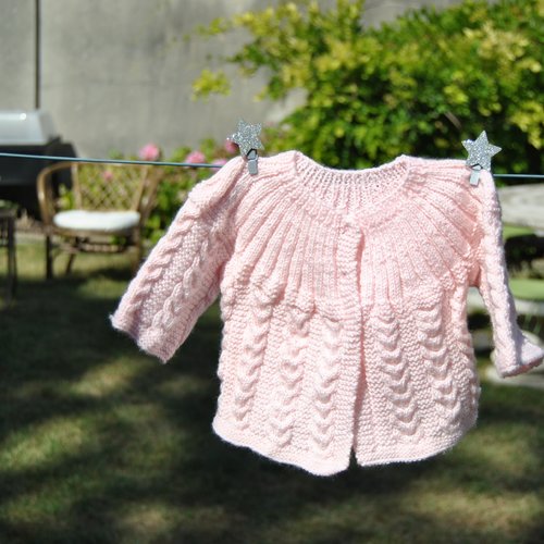 Brassière naissance rose claire motif torsades - fait main - laine layette 100% acrylique