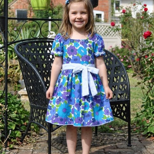 Robe fillette bleu et violet en tissus à motif grandes fleurs, manches courte et bouffantes, jupon blanc - taille 4/5 ans