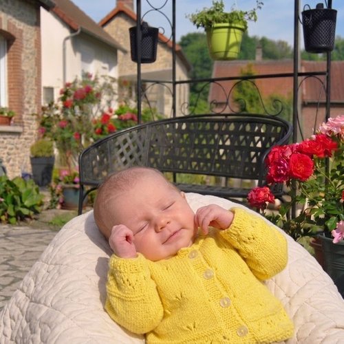 Gilet bébé jaune à points fantaisies - fait main - laine 100% acrylique - taille 0/3 mois